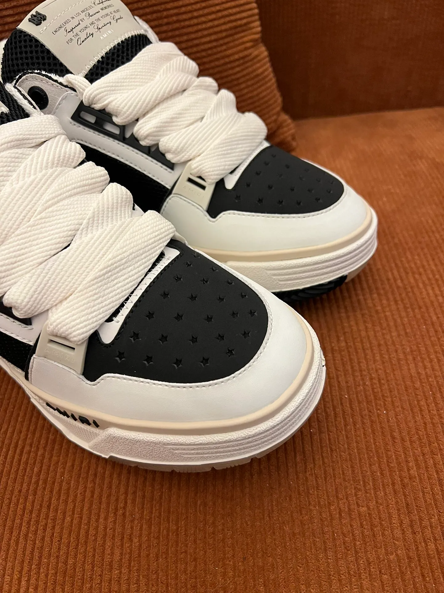 p620💰Men's shoes Amiri Emile's 2023 spring and summer new MA-1 bread shoes, couple models, casual sports shoes, sneakers Amiri gave up the rock punk style in the new season and used a large number of unsaturated colors, Morandi tones, whether you see or wear them, it will make people very happy. The large tongue of the bread shoes continues, shortens the length of the shoe body, thickens the midsole, and the toe part is more rounded. Amiri's brand letters and MA logo appear on the side of the shoe. Fabric: Original customized imported first-layer cowhide + mesh. Lining: Original customized breathable towel lining. Outsole. Foam combination material. Bottom thickness: 4CM. Size: Men's 39-45